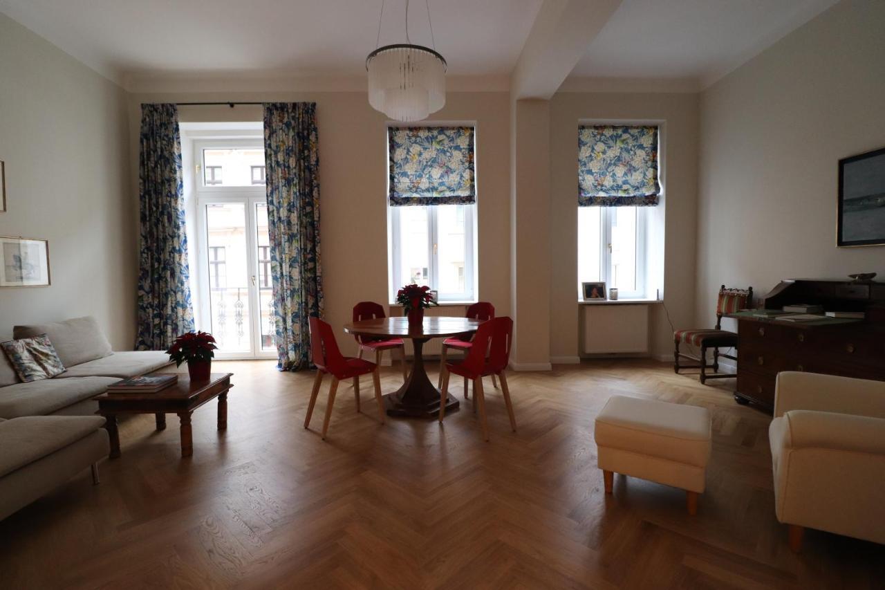 Mit Balkon Beim Schloss Belvedere * Vienne